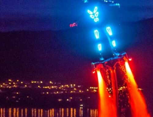 Flyboard-Show bei Nacht